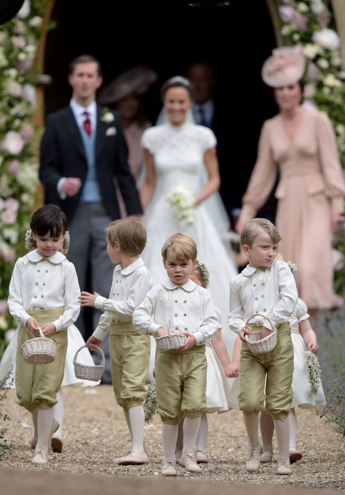 Kates som George leder brudnäbbsskaran på moster Pippas bröllop förra året. Mamma Kate i puderrosa håller ett vakande öga på barnen. Snart är det bröllop igen - 21 maj gifter sig hennes svåger Harry med sin Meghan.