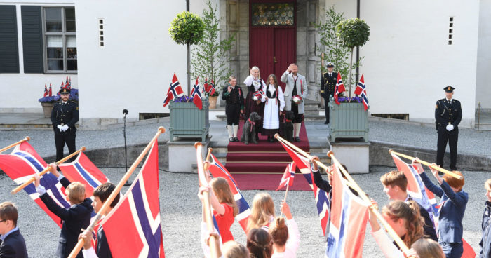Kronprinsessan Mette-Marit, kronprins Haakon och barnen Sverre-Magnus och Ingrid Alexandra vinkade från slottstrappan.