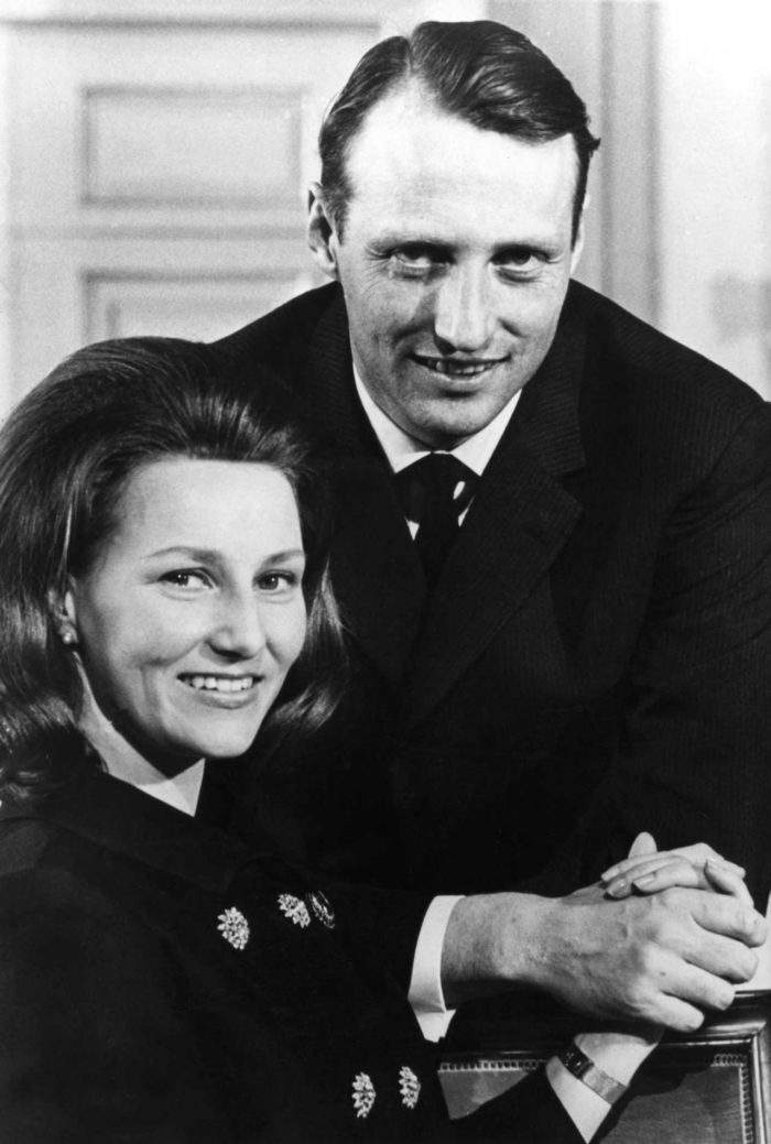 Kung Harald kämpade verkligen för sin Sonja och han var en av de första tronarvingarna att få gifta sig av kärlek. På det viset kan man faktiskt säga att han banade väg för kronprinsessan Victoria och prins Daniel, 40 år senare.