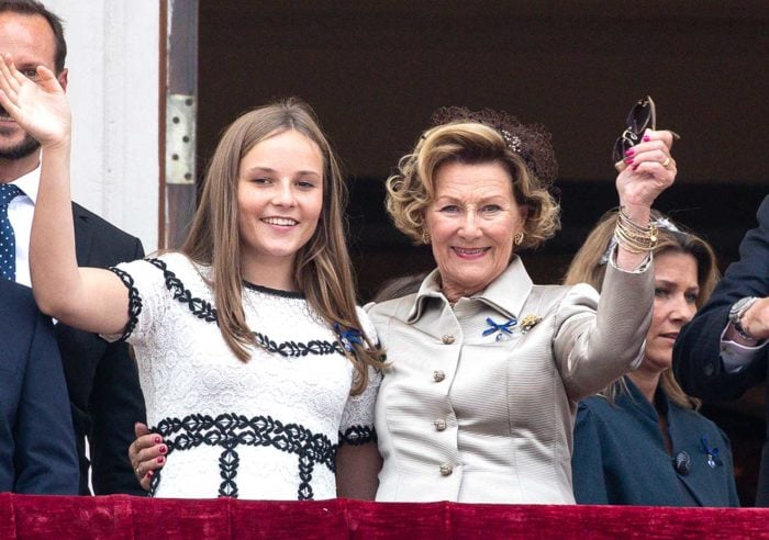 Prinsessan Ingrid Alexandra kramas med mormor Sonja.