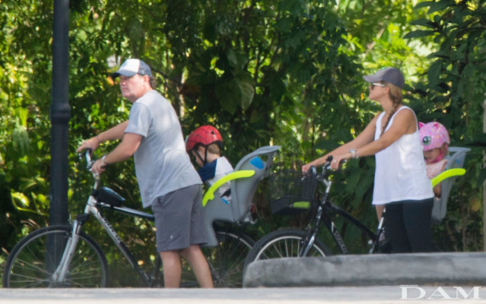 Prinsessan Madeleine och Chris O'Neill med barnen i söta hjälmar!
