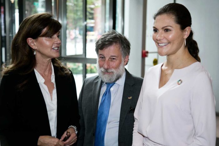 Kronprinsessan Victoria träffar Anna Trone-Holst vd för Svenska Handelskammaren i New York, utanför deras nya business center "Gateway". I mitten Generalkonsul Leif Pagrotsky.