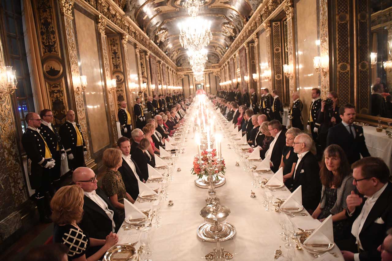 Kungens middag igång! Se första bilderna på kungligheterna Svensk Dam