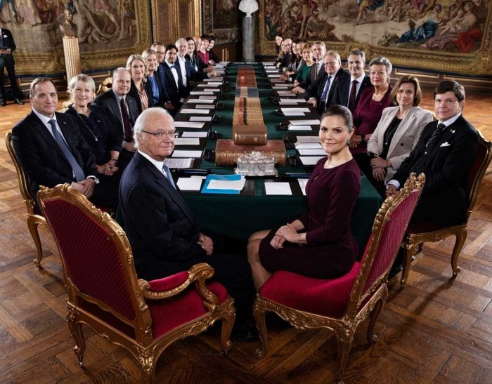 Kungen och kronprinsessan Victoria vid en konselj på slottet.