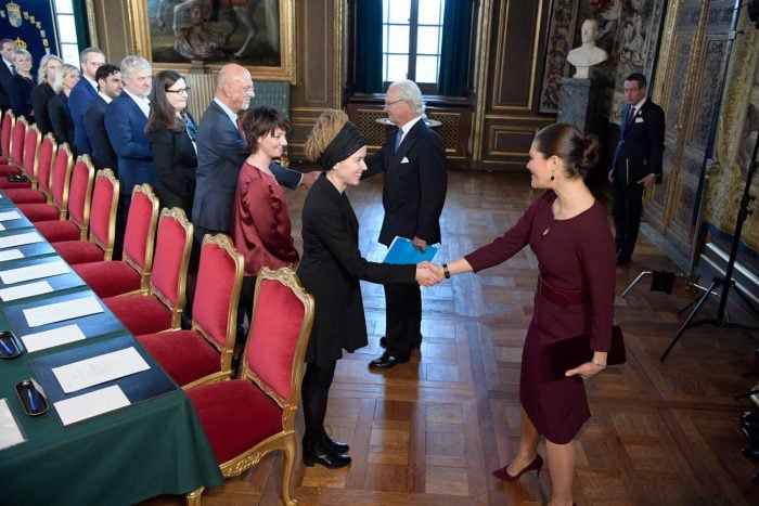 Kungen och kronprinsessan Victoria vid en konselj på slottet.