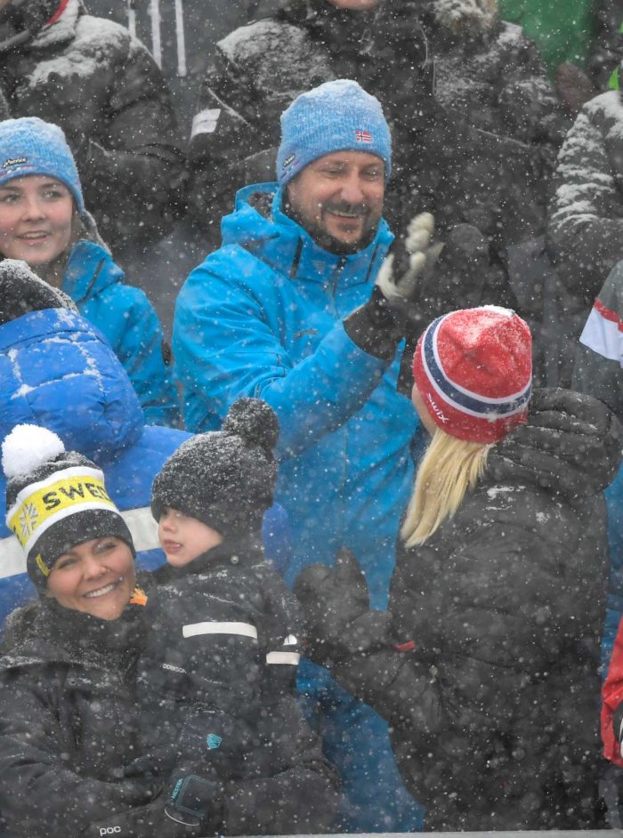 "High five"! Mette-Marit och Haakon delar glädjen efter Norges framgångar.