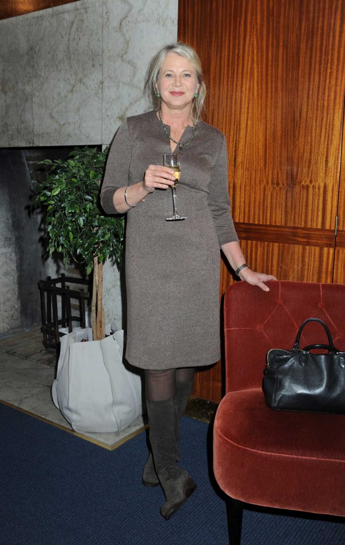 Snygg i grått! Författarinnan Helena von Zweigbergk.