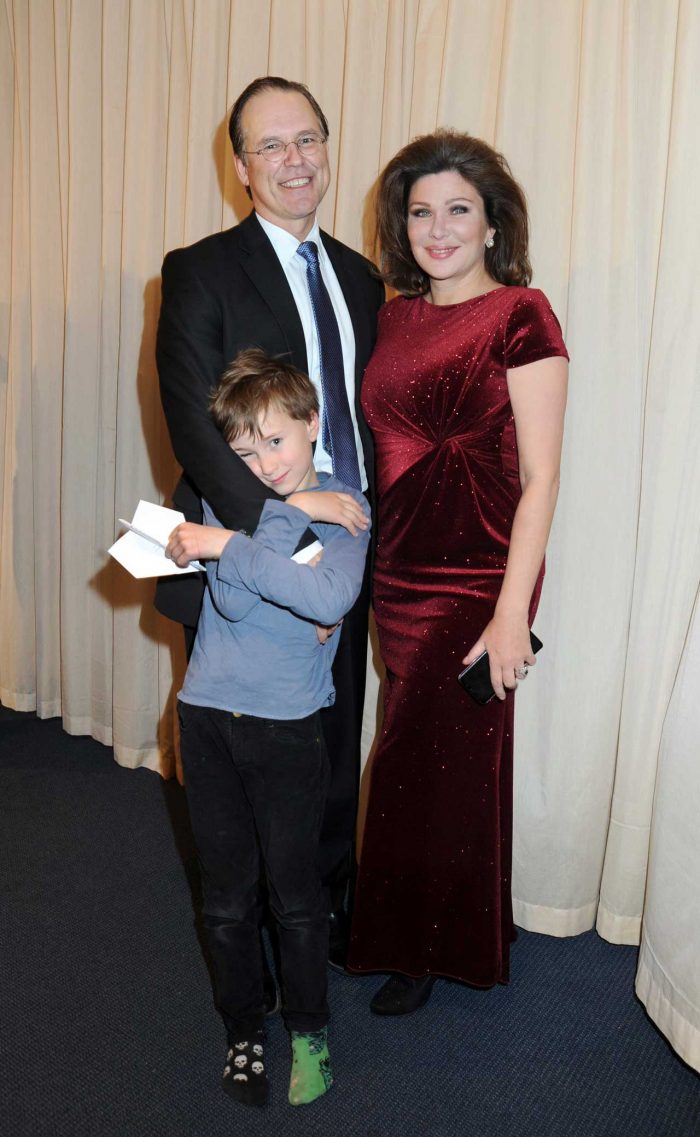 Dominika Borg modellade, stöttad av maken Anders och sonen Harry.