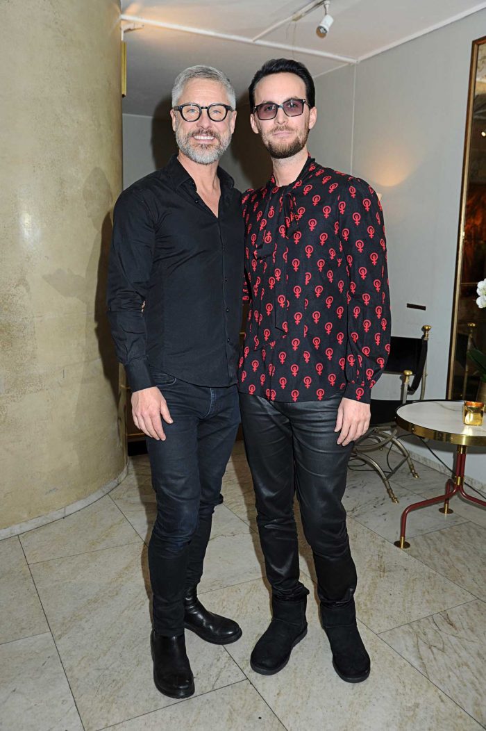 Frisör Johan Hellström med Fredrik Robertsson, kvällens pr-ansvarige.