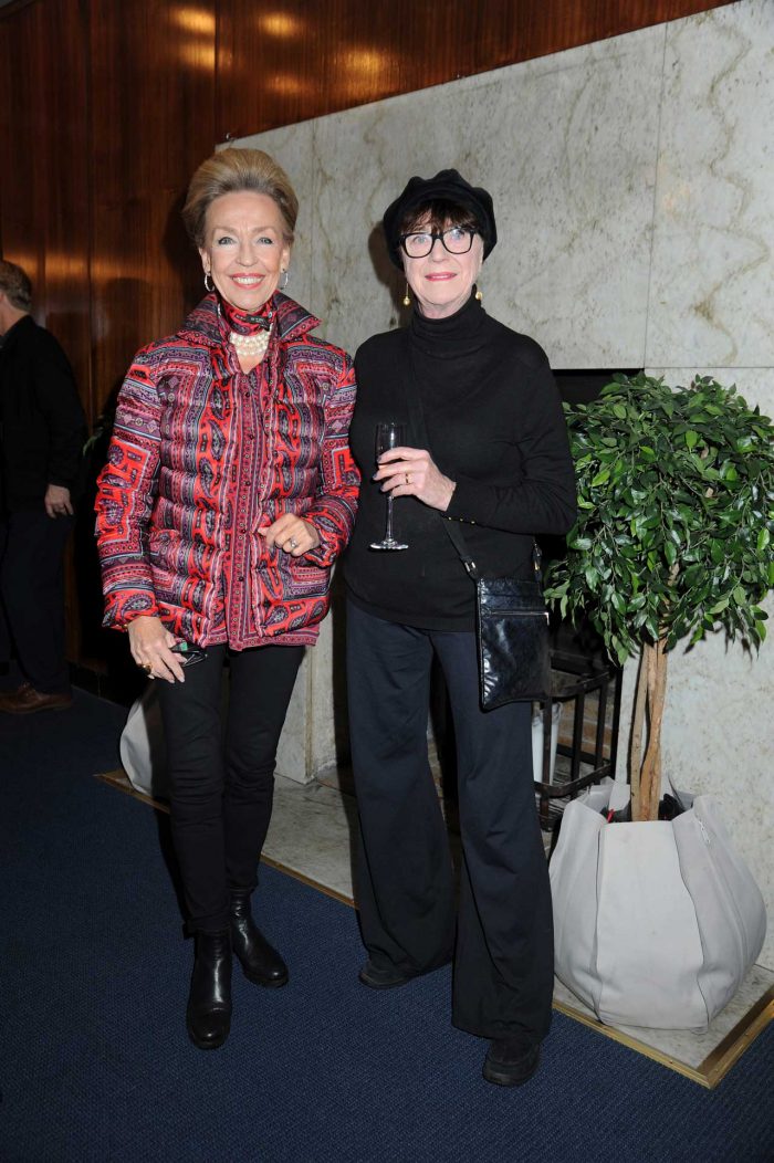 Gaby Borglund och Britta Rossander i modeminglet på Operaterrassen.