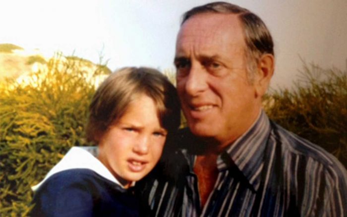 Chris O'Neill som barn tillsammans med sin pappa Paul O'Neill.