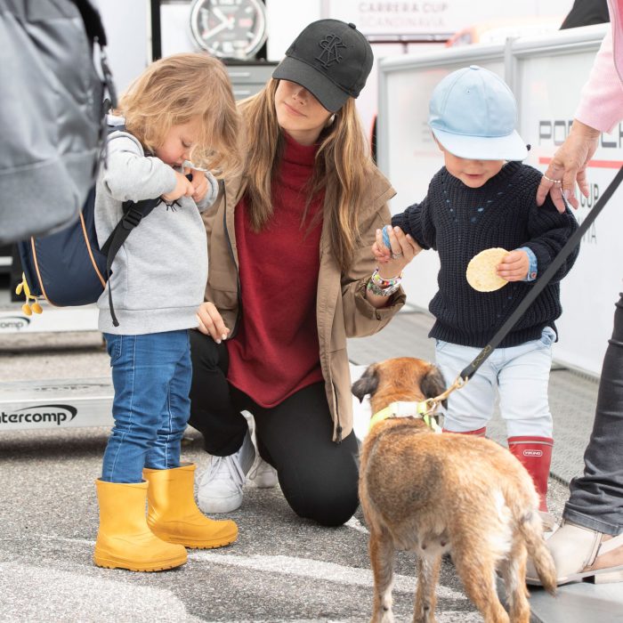 Sofia med sina pojkar Alexander och prins Gabriel – och med hunden Siri.