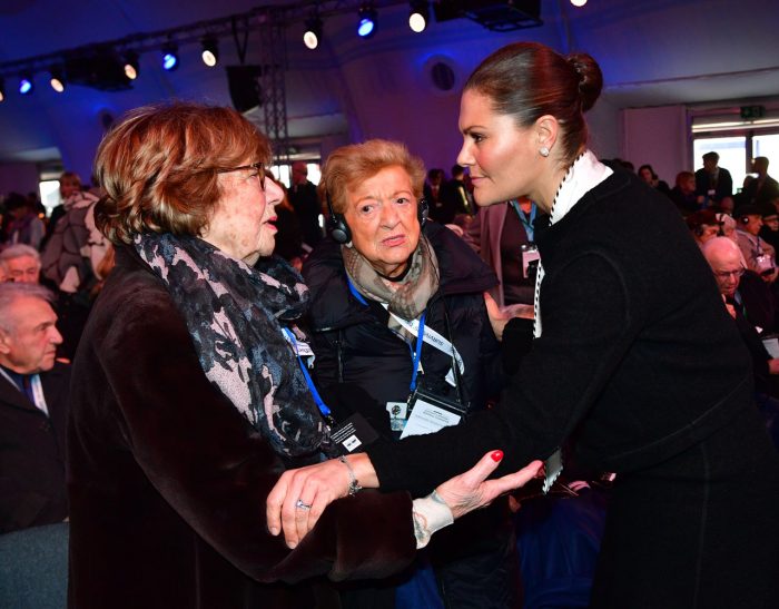 Kronprinsessan Victoria med en av de överlevande vid minneshögtiden i Auschwitz.