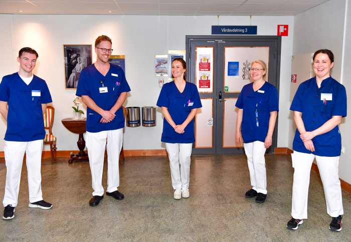 Prinsessan Sofia med sina nya kollegor på Sophiahemmet: Filip Palmgren, SAS, Gustav Westöö, leg. sjuksköterska, Anna Kyhlstedt, undersköterska och Lina Kvarnäs, SAS.