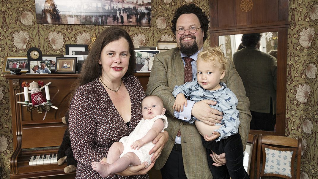 Edward Blom och Gunilla tillsammans med barnen.