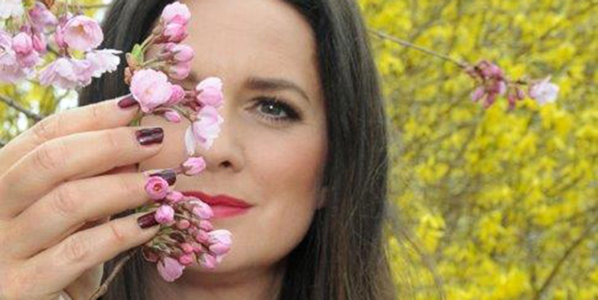Deckarförfattaren Sofie Sarenbrant i sin villaträdgård