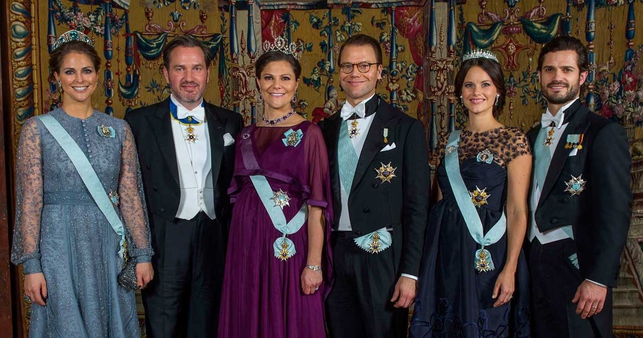 Därför bär bara några familjemedlemmar kungens porträtt på bröstet