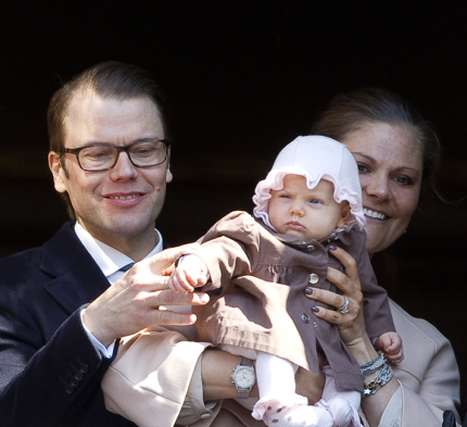 Estelles sviiindyra outfit på slottsbalkongen
